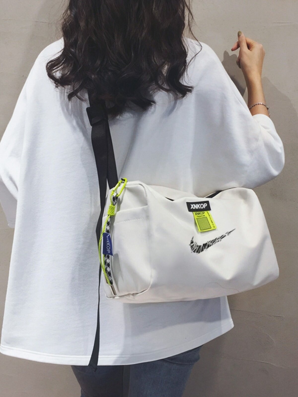 여성용 NY & NB 캔버스 가방 2024 새로운 스포츠 피트니스 크로스 바디 백 대용량 학생 클래스 숄더 백 유행