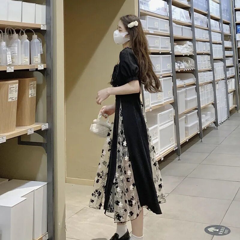 法式复古网纱拼接连衣裙女夏季新款设计感收腰修身显瘦方领小黑裙