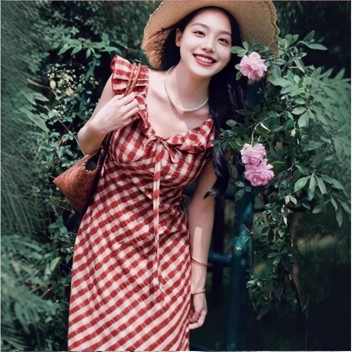 法式复古红色格子无袖连衣裙女2026夏季新款显瘦度假风小飞袖长裙