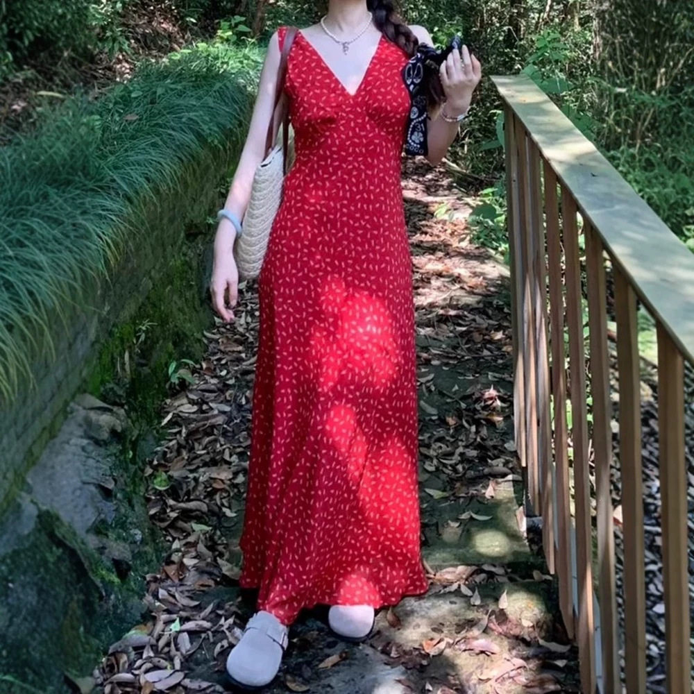 海边度假气质红色V领碎花无袖连衣裙女2026夏季新款修身长裙子