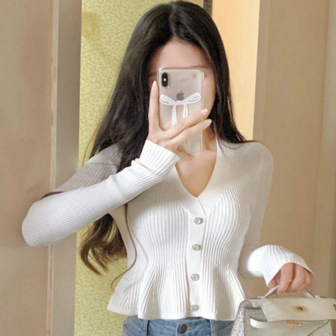 法式珍珠扣V领红色针织衫女秋冬新款小香风别致修身短款内搭毛衣