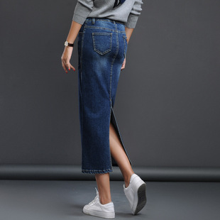 A long denim skirt with a split back长款弹力后开叉牛仔半身裙