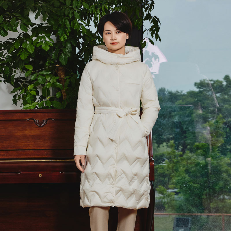 白鸭绒连帽轻盈米中长款羽绒服
