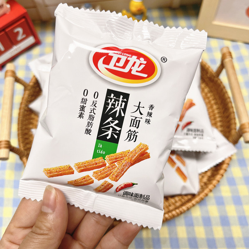 卫龙大面筋小面筋辣条小包装网红零食儿时怀旧整箱宿舍休闲解馋