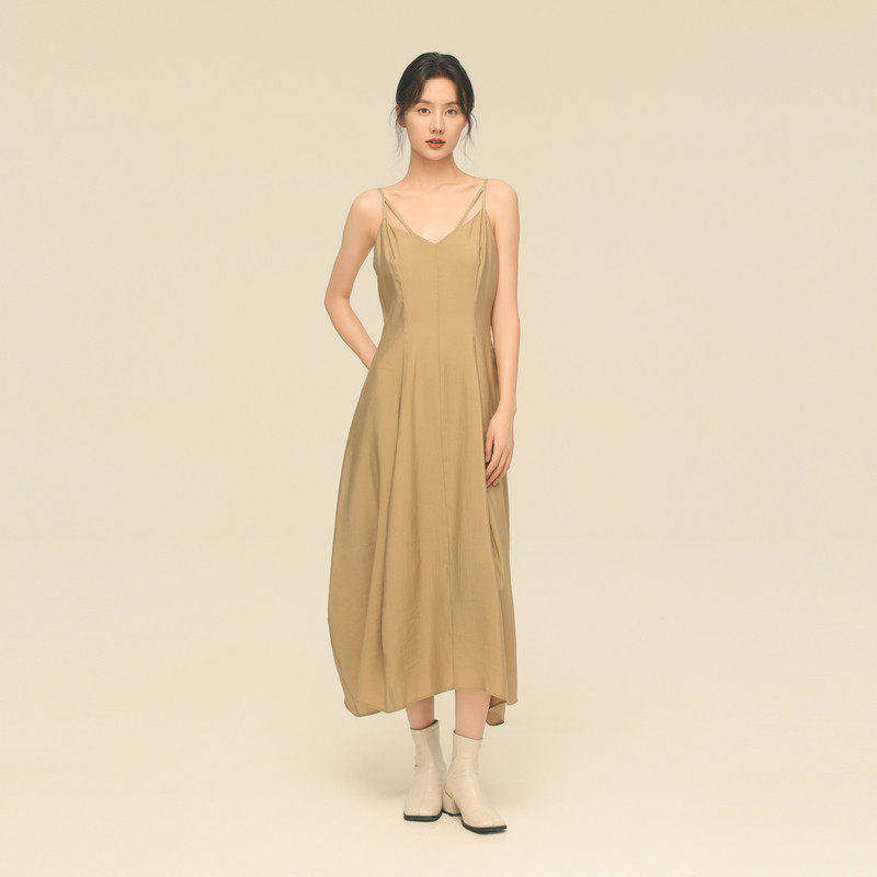 黑标BAIZHUO秋季新款高级感V领垂顺肌理感吊带连衣裙女AZ4