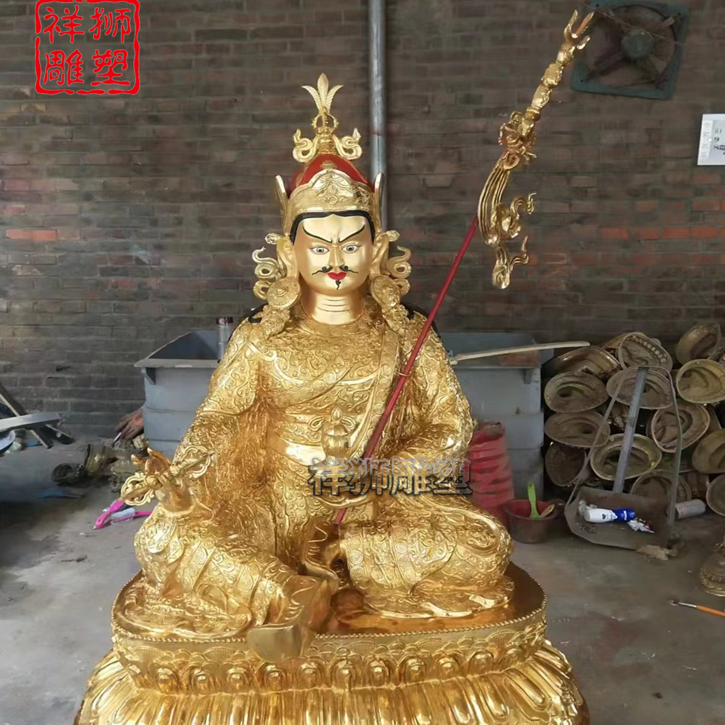 祥狮藏式铸铜贴金莲花生大师佛像