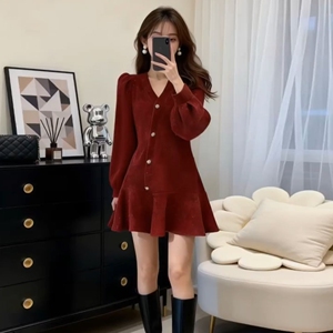 过新年战袍红色针织连衣裙女秋冬2026新款小个子气质收腰a字短裙