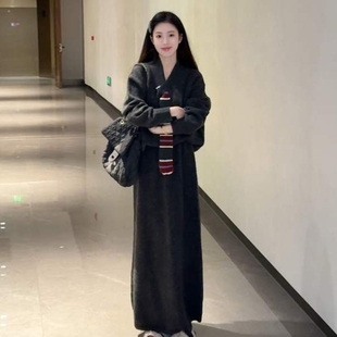 2025新款灰色针织毛衣连衣裙子女秋冬季韩系一整套装深冬穿搭长裙