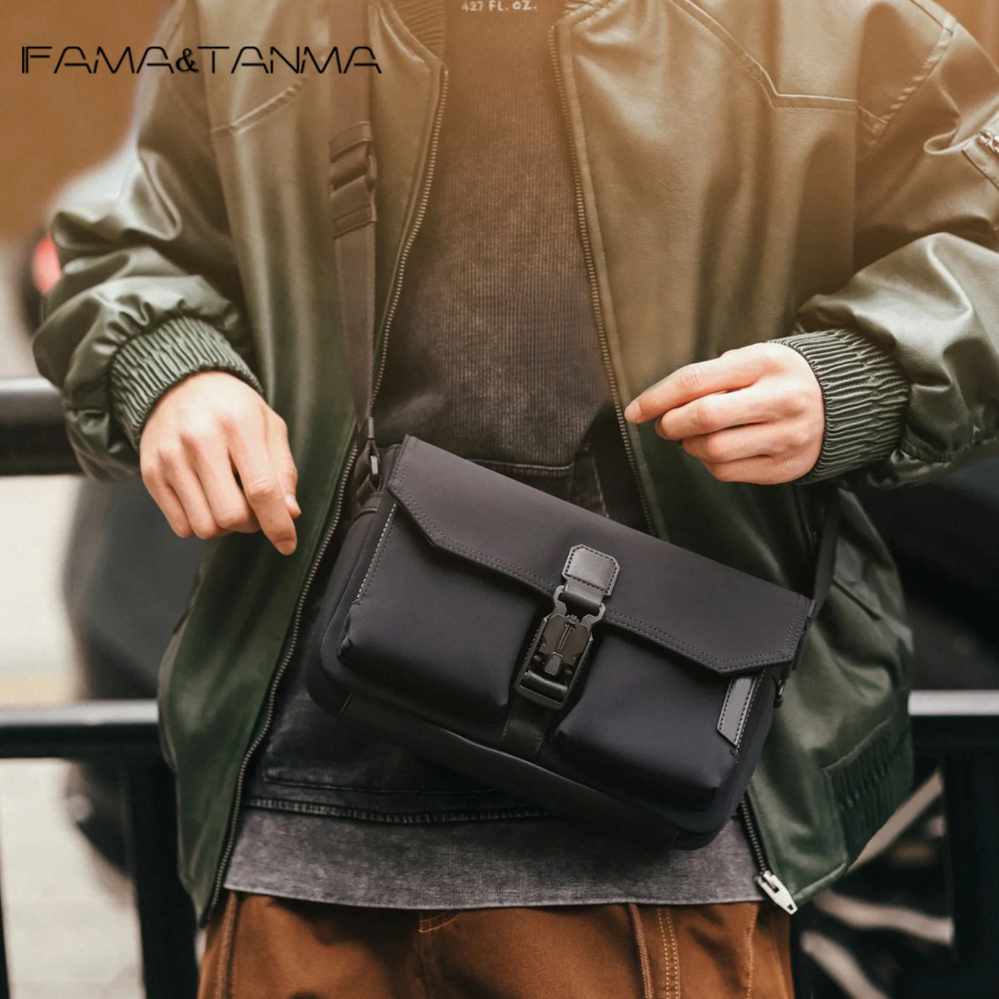 男士斜挎包新款户外休闲包邮差包上班通勤包外出便携包单肩包男款