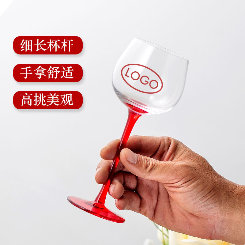 女生果酒高脚杯中古法式图片