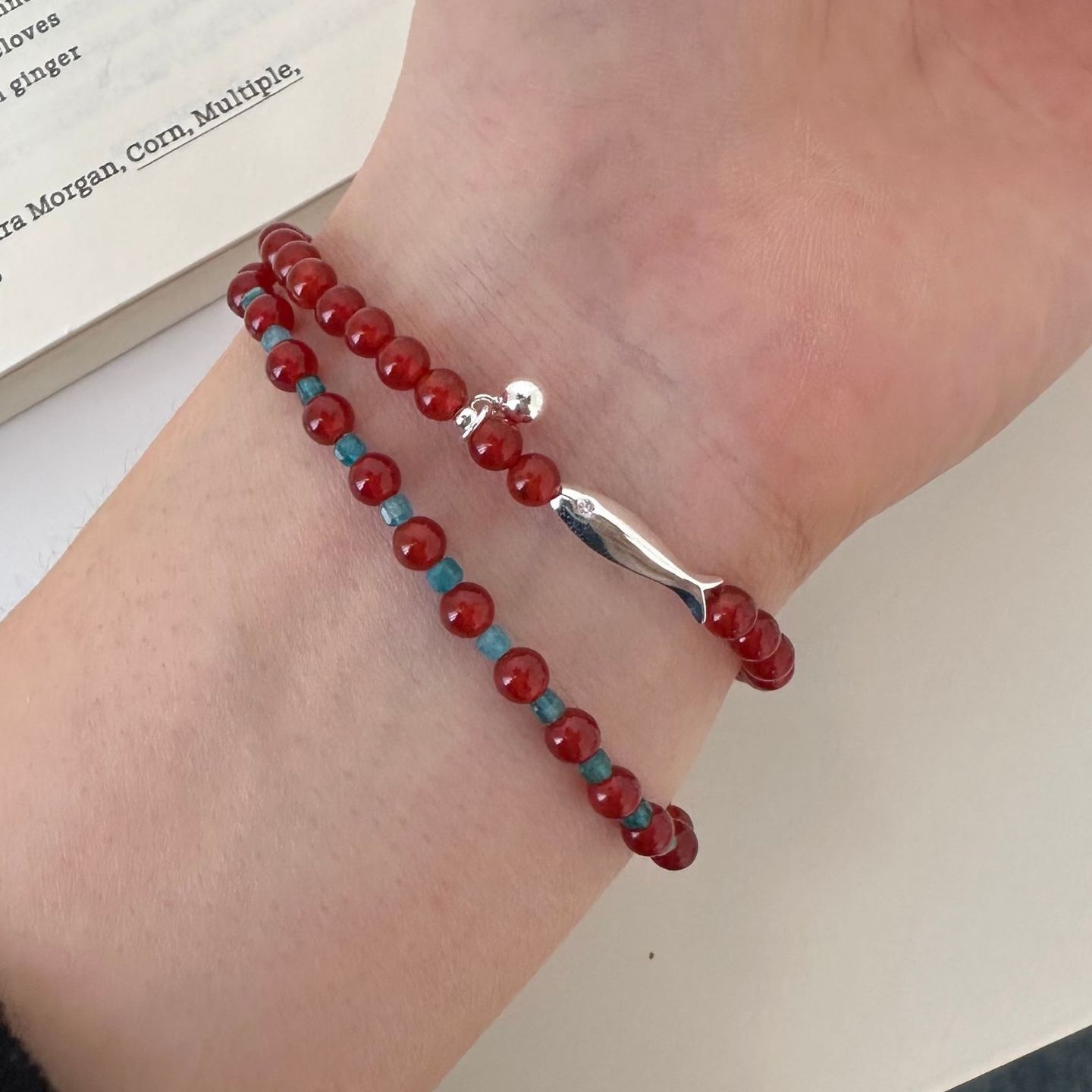 美汝仙 纯银红玛瑙小鱼圆珠磷灰石手链女简约手工弹力绳设计手环