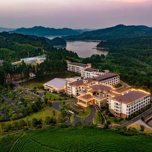 豪华大/舒适双+双早 农场垂钓3小时劵(2025.12.31-2026.1.2、2026.2.14-2.22可升级温汤券） 酒店餐厅中式双人套餐/浙北大峡谷景区双人大门票（爬山型景区）二选一 金乐一亩探野农场观光+游玩儿童乐园+免费使用草坪+免费停车场