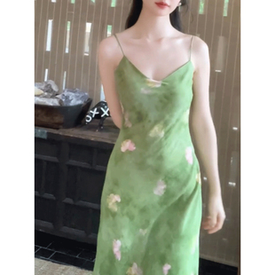 度假风绿色碎花V领吊带连衣裙女夏季 法式 高级感气质收腰显瘦长裙