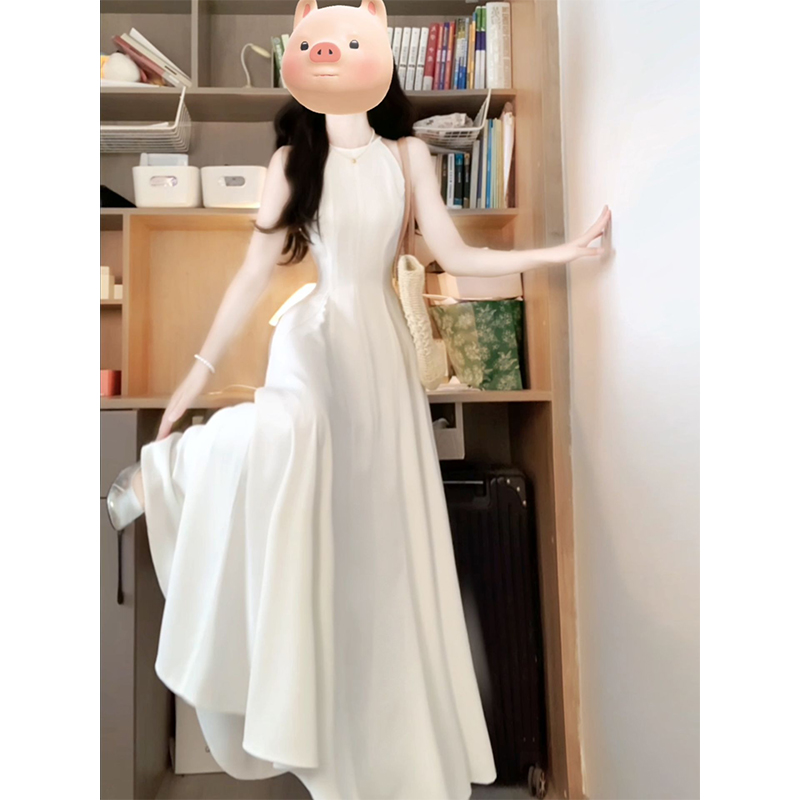 法式高级感白色挂脖连衣裙