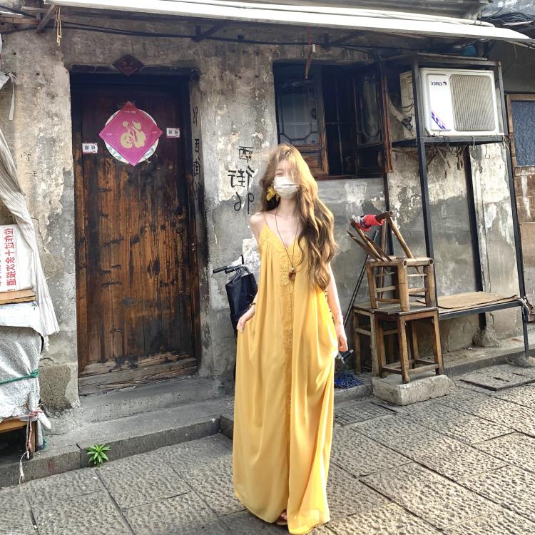 法式氛围感黄色吊带连衣裙女2025夏季新款海边度假风蕾丝花边长裙