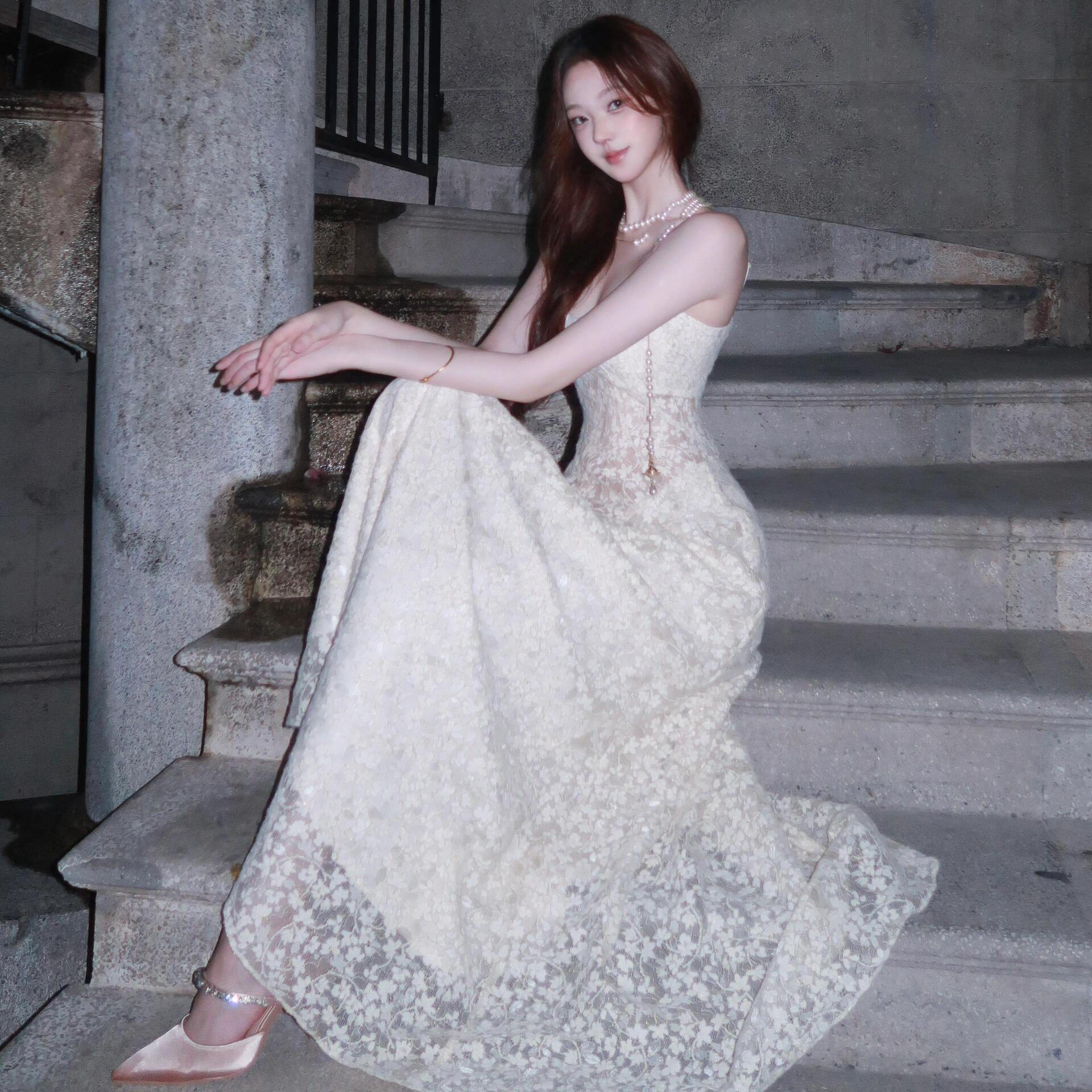 法式复古镂空蕾丝吊带连衣裙女夏季新款设计感小众收腰显瘦长裙子