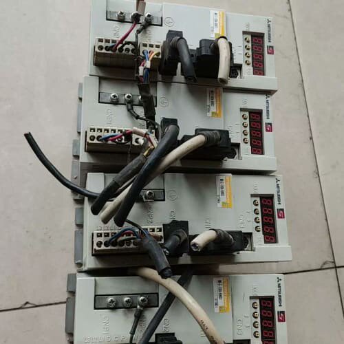 驱动器拆机四台 MR-E-100A-KH003 成色如图