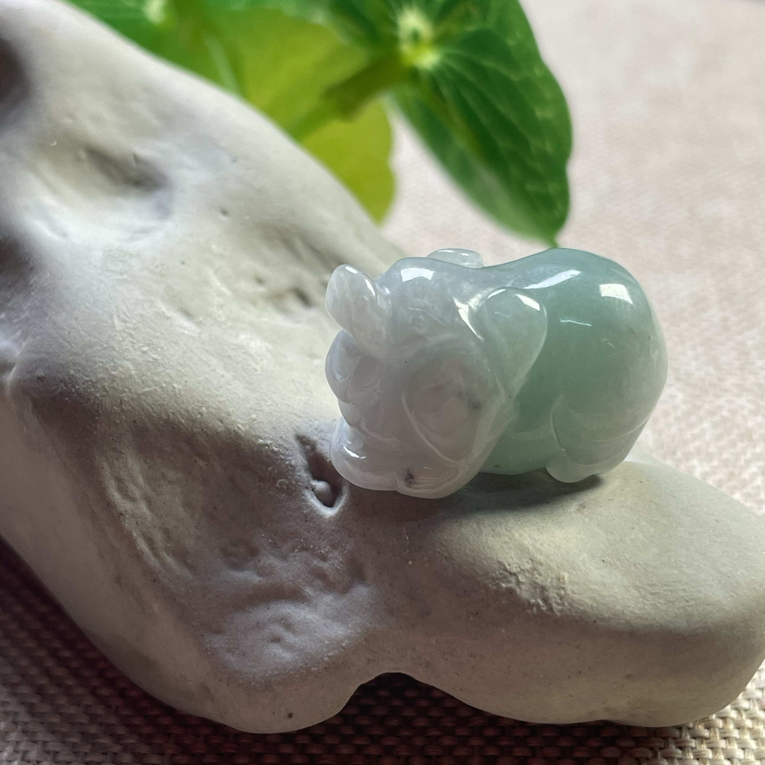 钰松斋原矿翡翠缅甸A货翡翠细糯种飘花福猪吊坠翡翠猪挂件