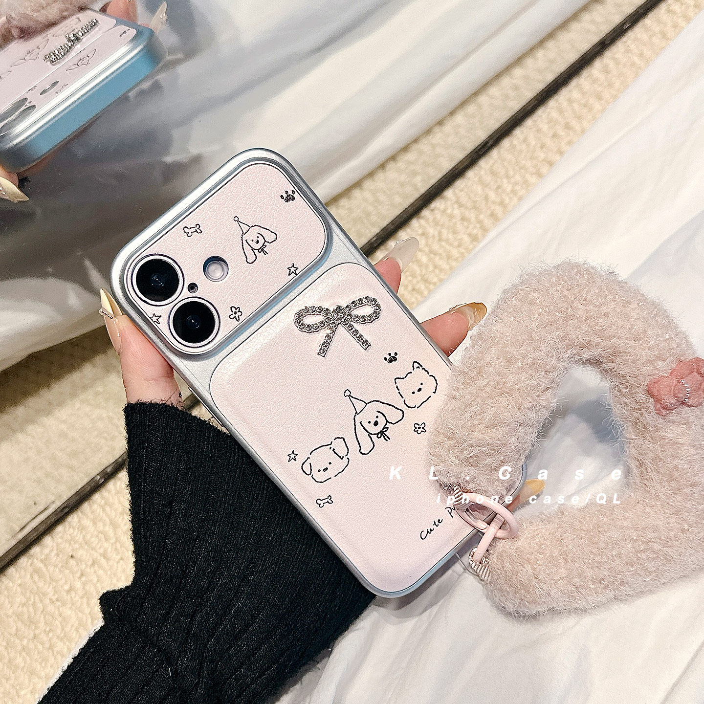 壳侣 简约线条卡通适用苹果17手机壳iPhone17promax新款16防摔保护套15硅胶14全包高级感手提腕带女贴皮软ins