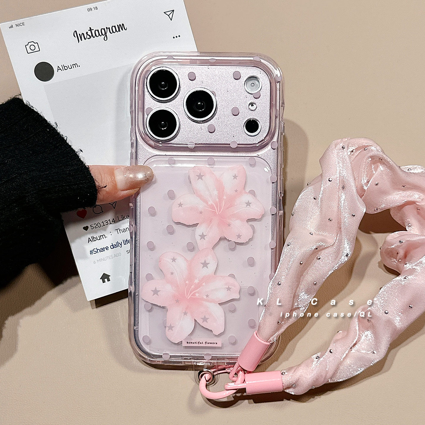 ins少女心粉色波点花朵适用苹果17手机壳iPhone18promax新款16防摔保护套15硅胶全包小众高级感手腕带女软外p