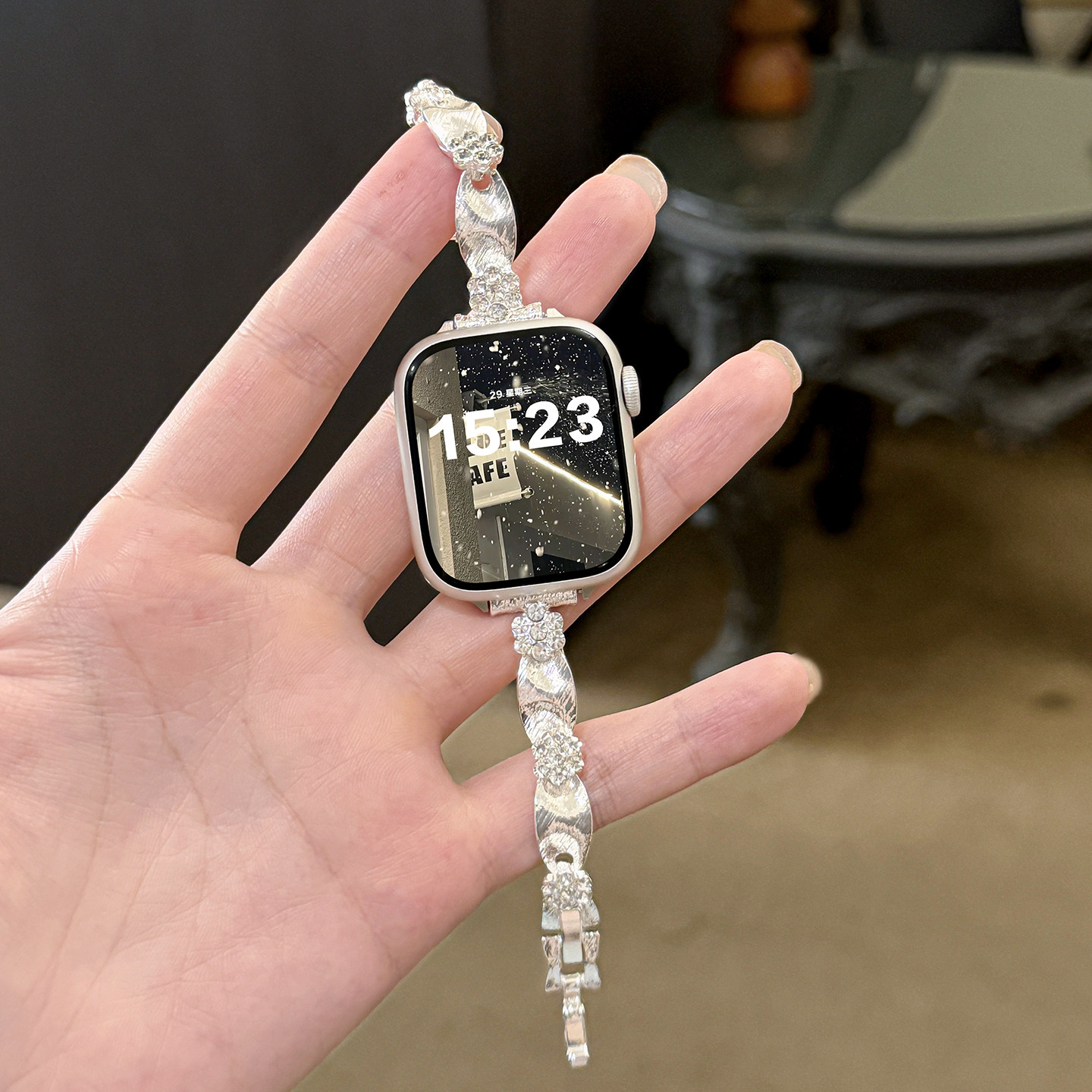 适用applewatch闪钻丝绸花朵金属细款表带苹果手表S11/10/9高级感小蛮腰手链iwatchSE/8/7质感不锈钢腕带夏女