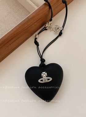 黑色爱心吊坠项链女设计感百搭长款土星星球毛衣链轻奢高级配饰