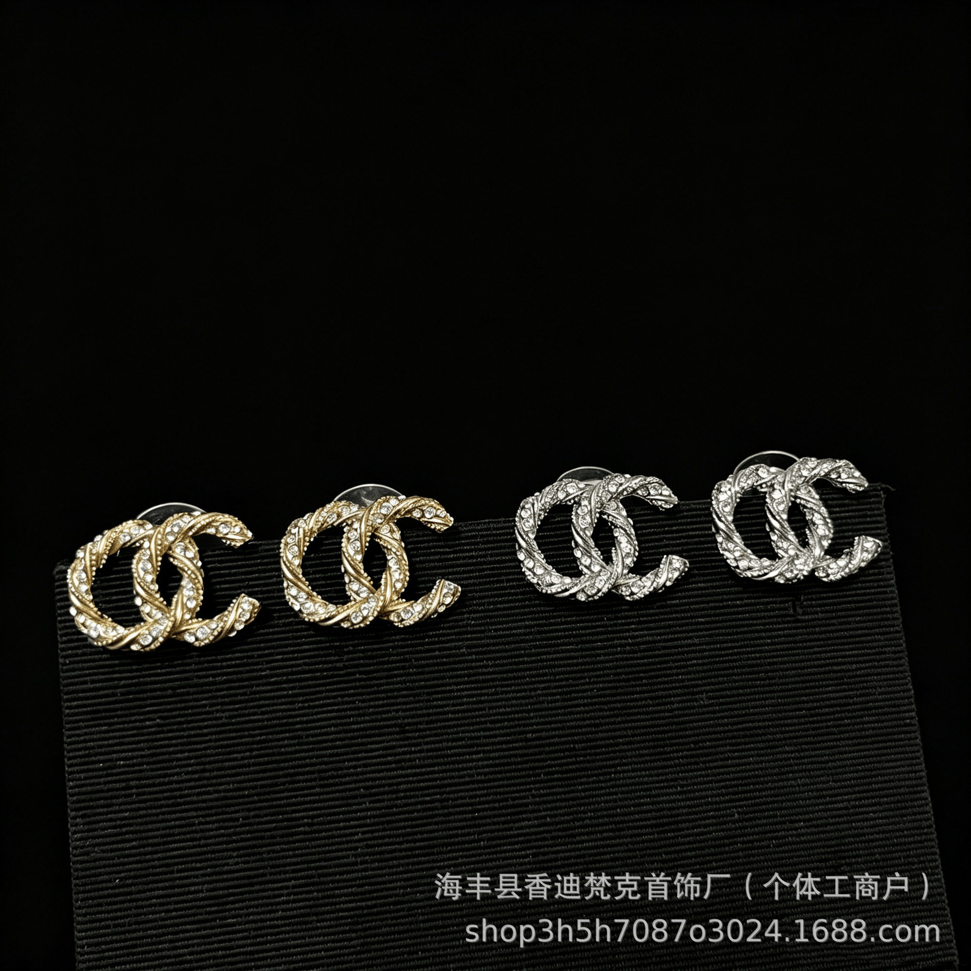 厂家批发小香风双C字母镶嵌满钻耳钉女经典轻奢时尚简约爆款耳饰图片
