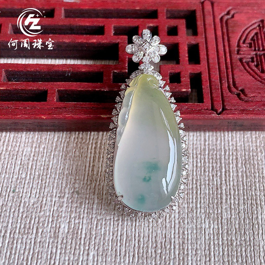 何周珠宝 缅甸天然A货玉石翡翠 18k金伴钻镶嵌冰种飘黄翡福瓜吊坠