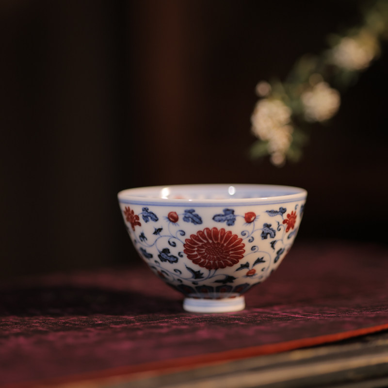 勤义堂青花釉里红满绘缠枝鸡心杯