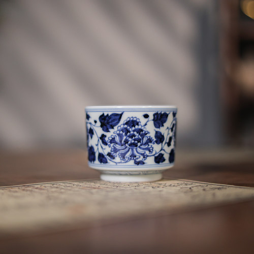 逸古堂青花缠枝莲盛世牡丹直口杯