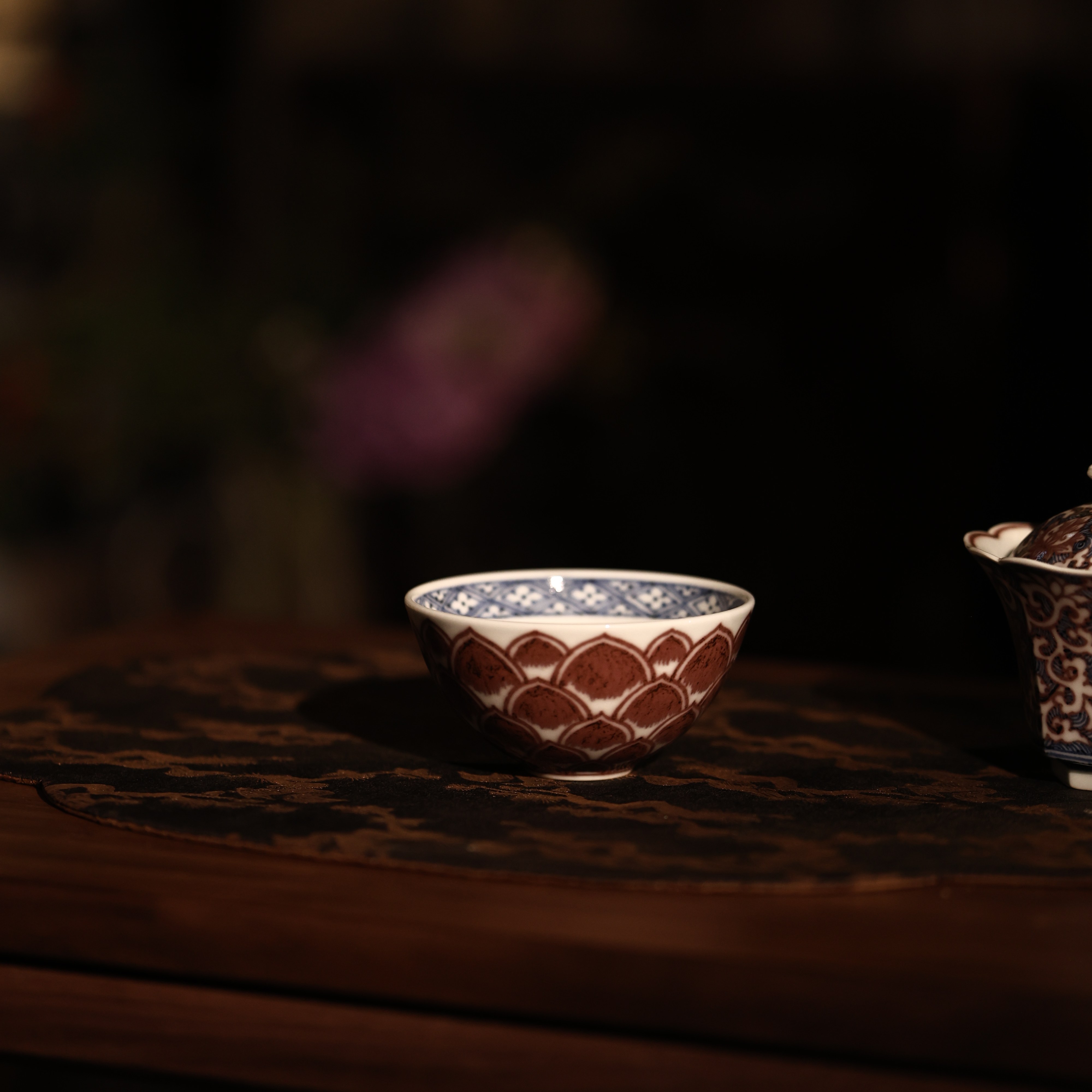 畅怀堂青花釉里红莲瓣因果鸡心杯