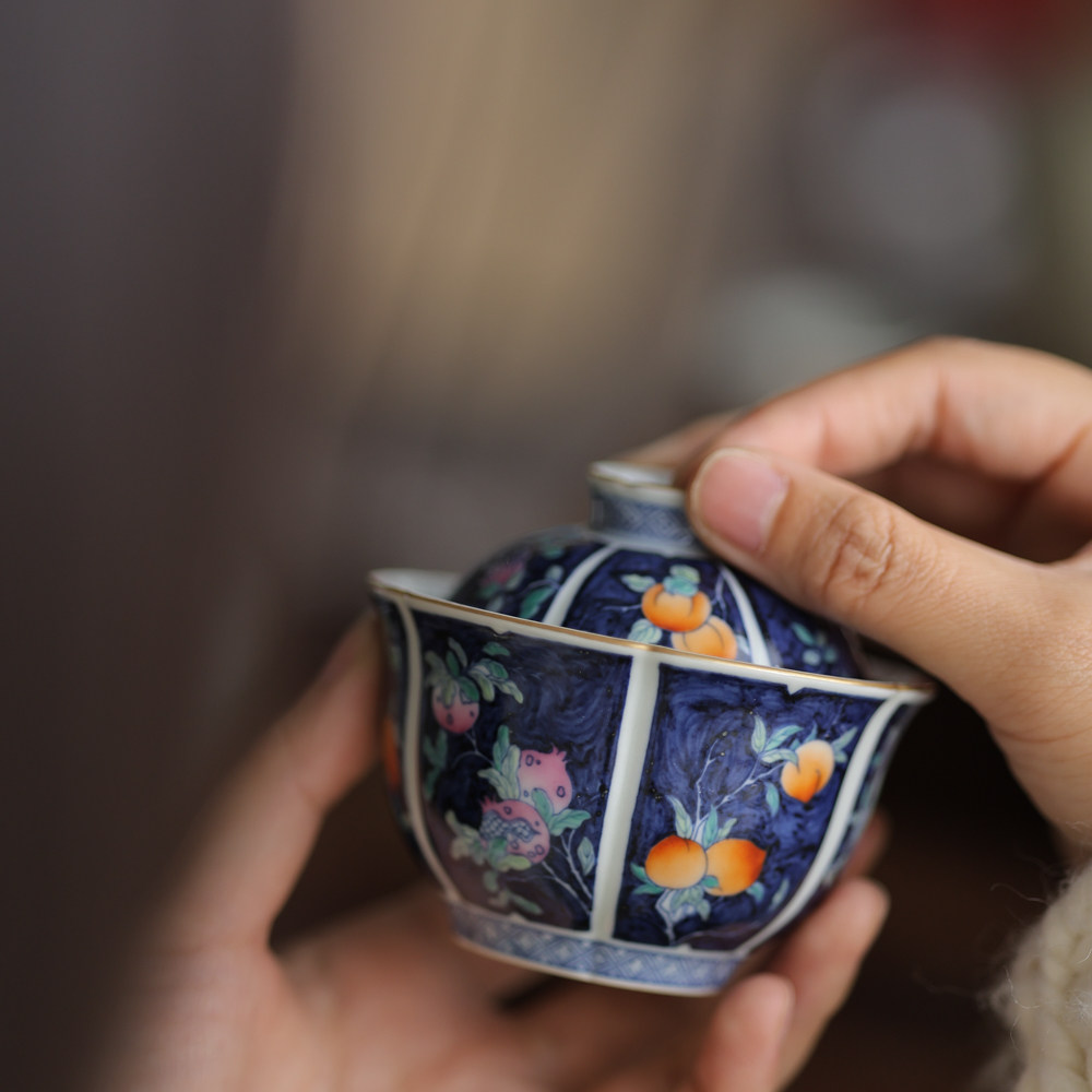 卓君青花斗彩六果结福明青花盖碗