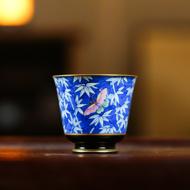 华隐堂斗彩玄色蓝地竹影蝴蝶杯