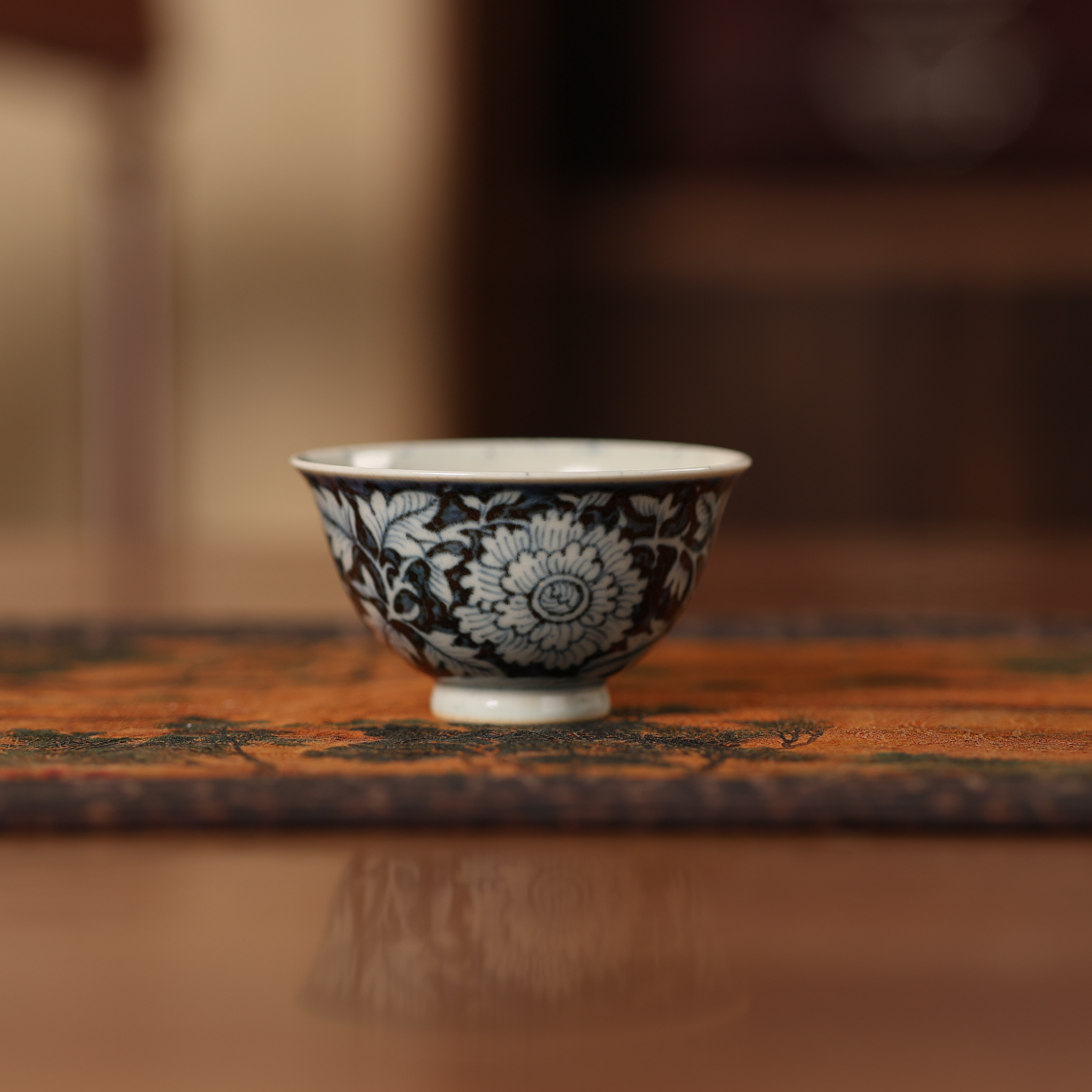 翁宿青花洒蓝地缠枝莲牡丹鸡心杯