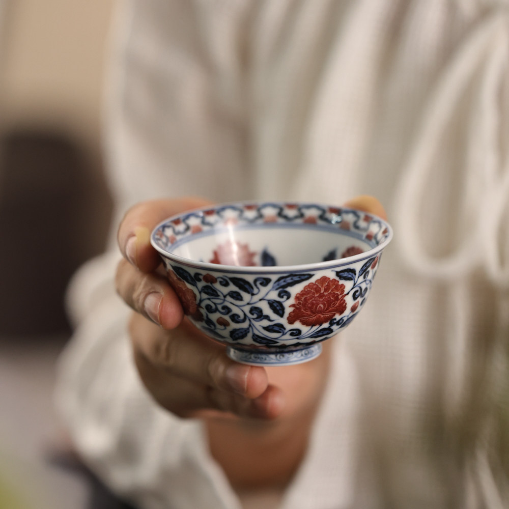 勤义堂青花釉里红缠枝牡丹撇口杯