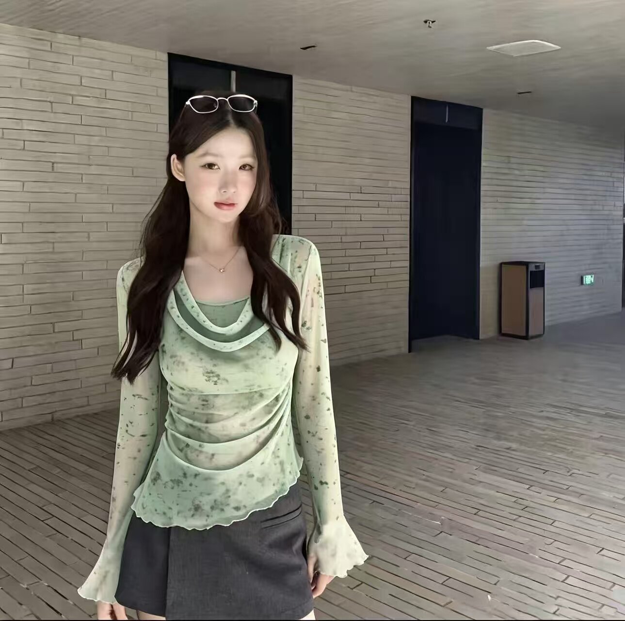 纯欲风荡领网纱长袖上衣女秋季新款微透碎花显瘦修身喇叭袖打底衫