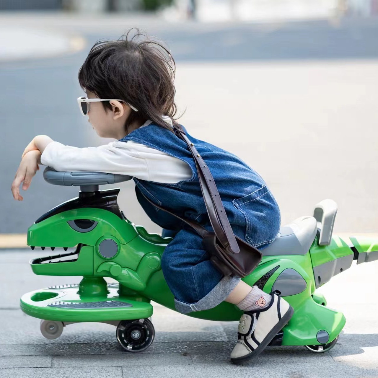儿童扭扭车溜溜车滑行男女宝宝1到8岁防侧翻新款静音可坐大人车