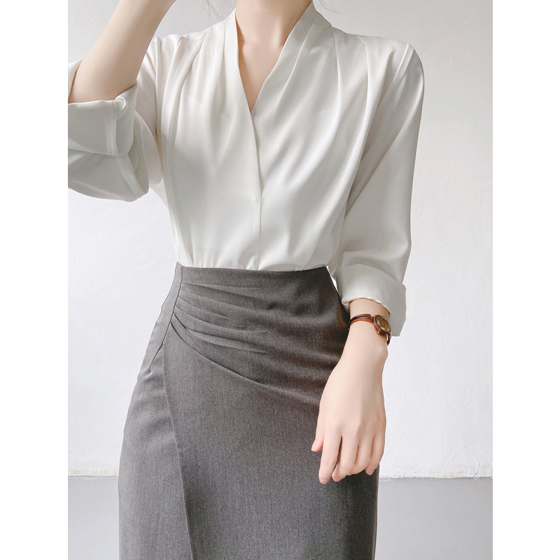 【艾格】2023款高级感缎面衬衫女早秋V领设计感小众职业衬衣3003