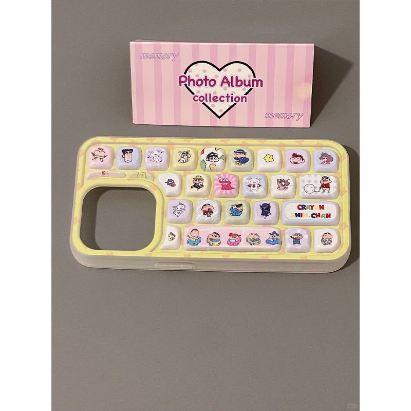 ins创意黄色底蜡笔小新插画立体键盘适用苹果16promax手机壳iPhone15女新款14网红13可爱15Pro防摔16保护套男