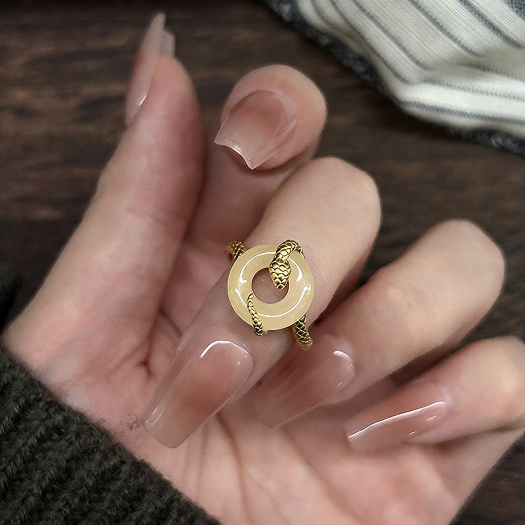 小红书爆款灵蛇绕玉戒指女新款生肖蛇白蛇缘起平安扣气质指环礼物
