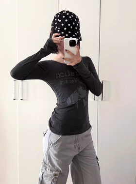 复古灰色弹力修身t恤女字母人像印花长袖打底显瘦古着感休闲上衣