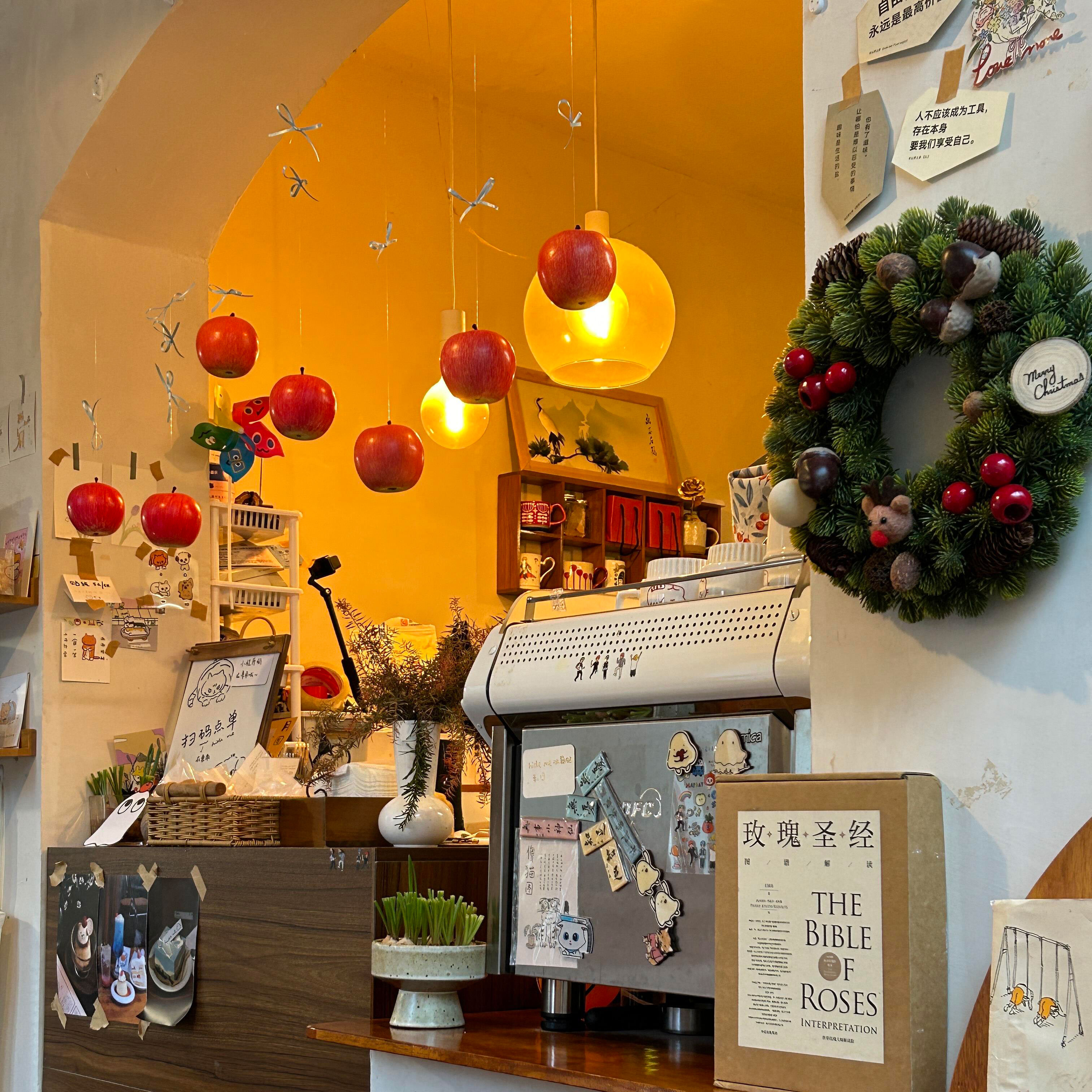 圣诞苹果吊饰店铺装饰圣诞氛围感场景布置圣诞花环店铺橱窗挂饰