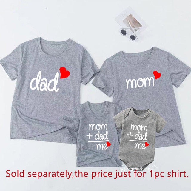 엄마 아빠 나 가족 일치하는 의상 아버지 딸 아들 천