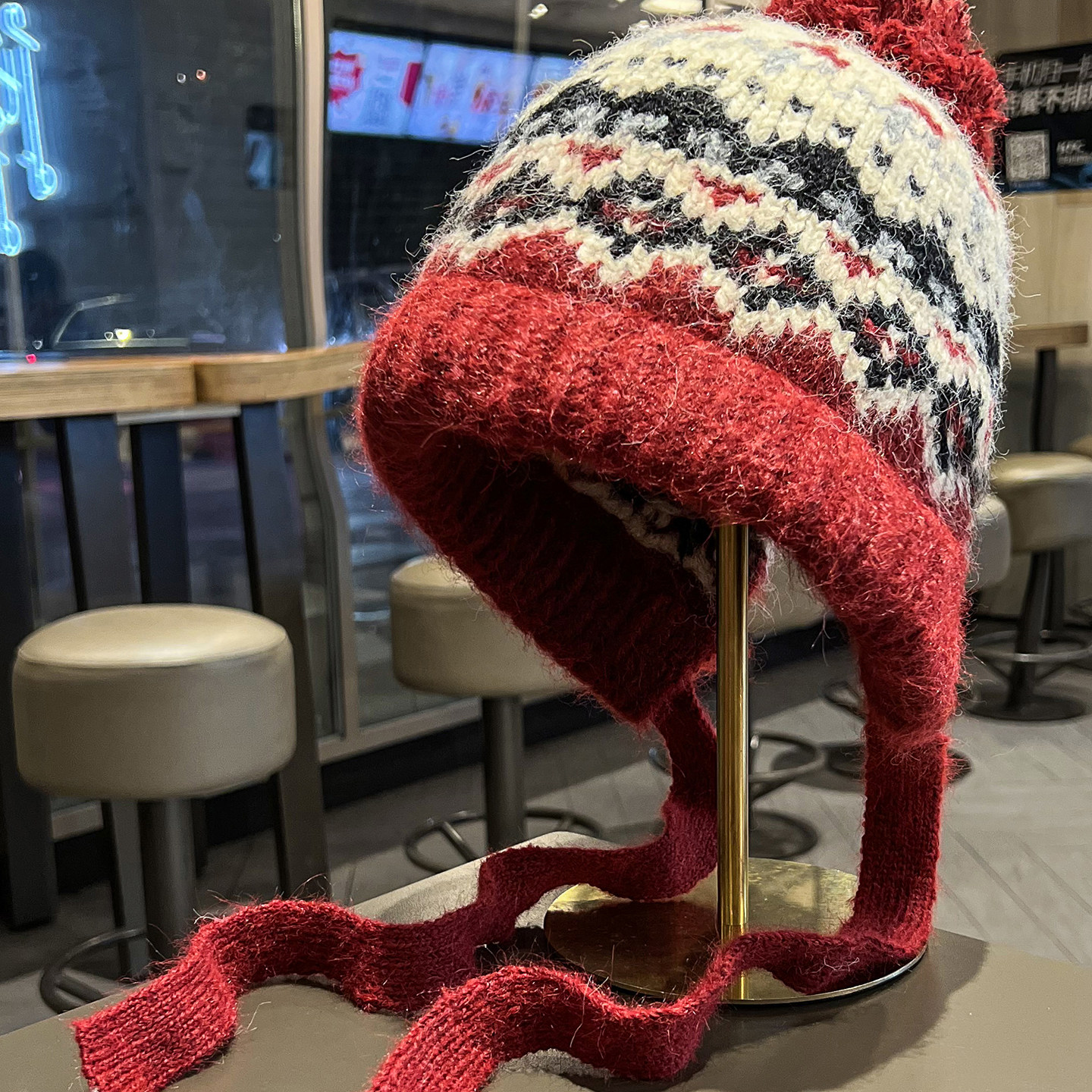 费尔岛风新年红针织包头帽女冬季保暖防风护耳帽红色绒球套头帽子