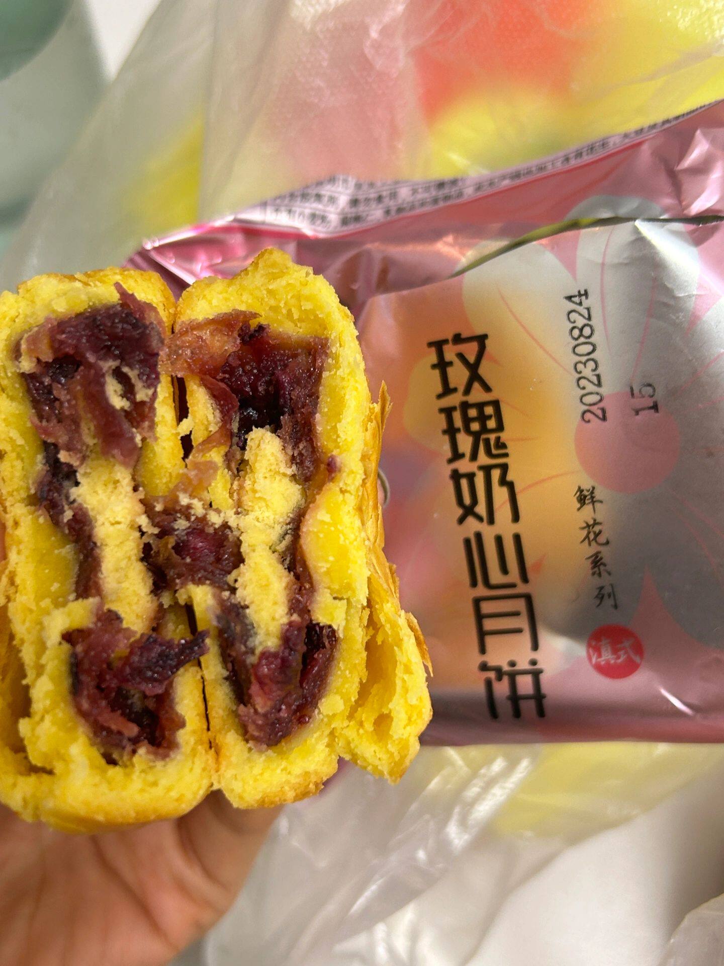 嘉华月饼云南鲜花饼玫瑰奶心月饼茉莉桂花味馅饼酥皮饼中秋节糕点怎么看?