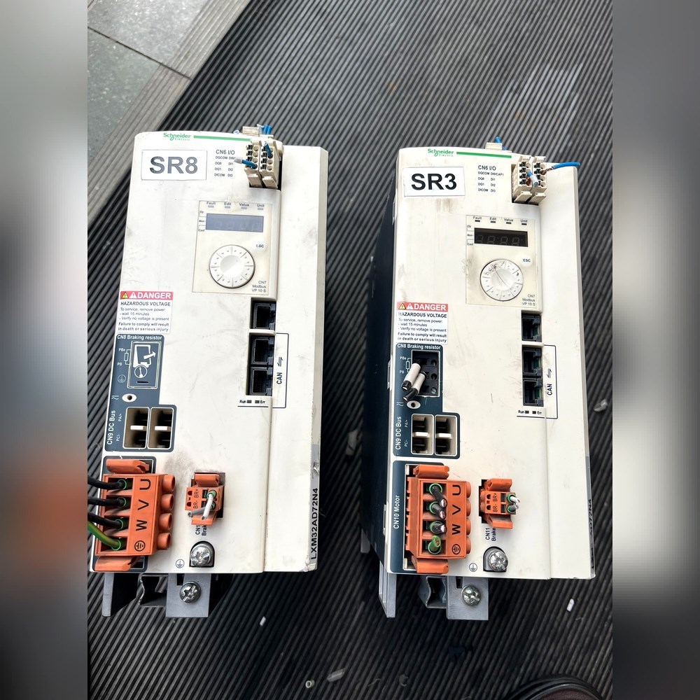 施耐德驱动器LXM32AD72N4功能正常实物图 议价