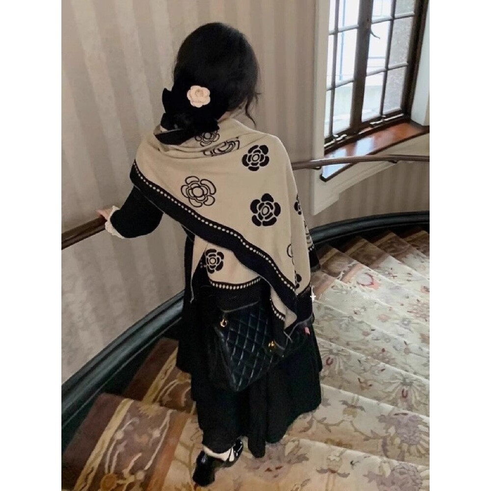 黑色山茶花披肩女外搭2026新款高级感气质正反两用披风斗篷围巾