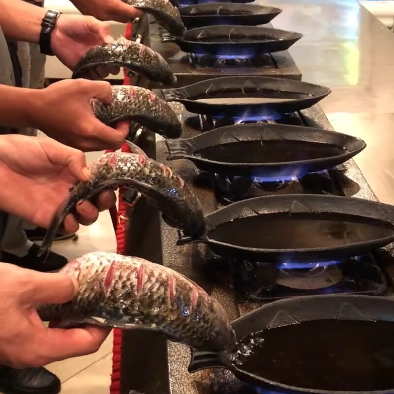 铸铁鱼型烤盘 特色商用铁板烧鲫鱼形状烤肉盘韩式牛排煎盘家用