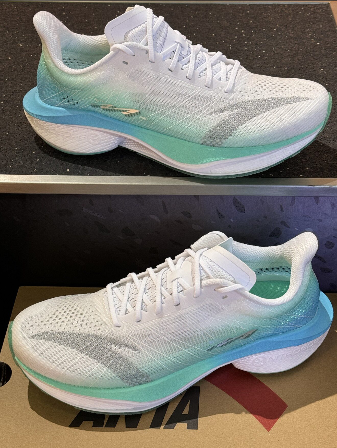 安踏 马赫 4Pro V2 时尚舒适低帮氮科技休闲训练 跑步鞋 男款白蓝