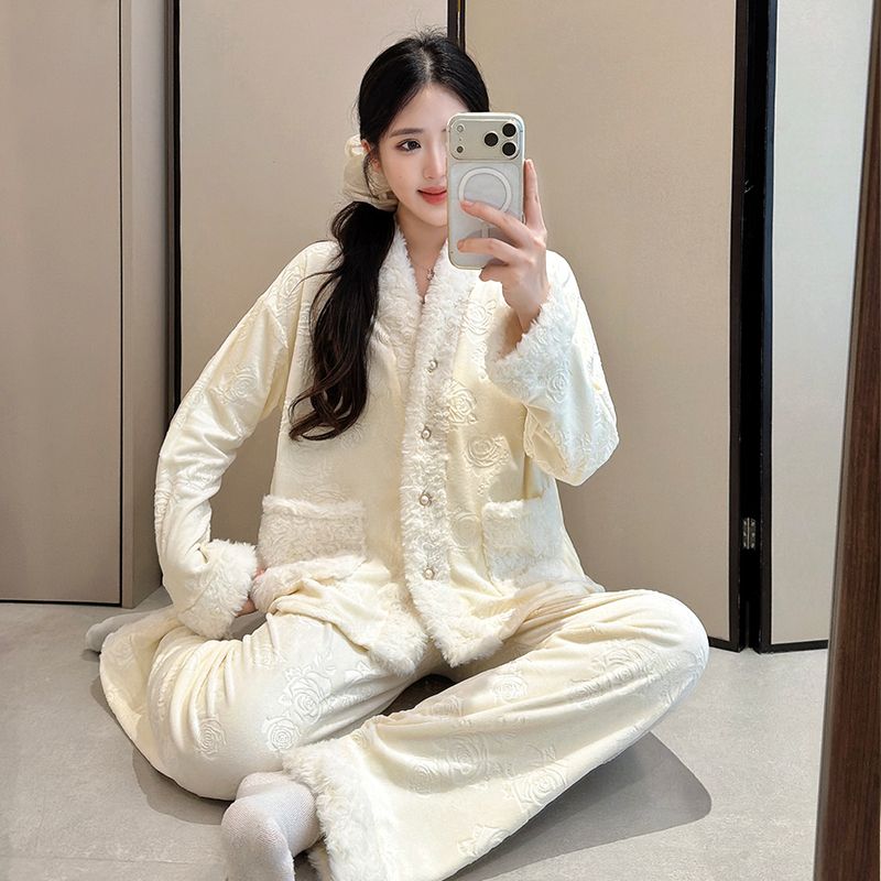 2026年冬季加厚海岛绒玫瑰压花睡衣女精致轻奢小香风毛绒开衫套装